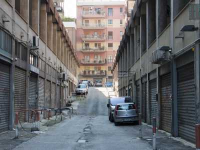 ...e dall�altro a via Devitofrancesco. Il passaggio �sotterraneo� si chiama via Tenente Pilota Licio Carri e affianca una serie di saracinesche abbassate: sembra di essere in qualche periferia newyorkese